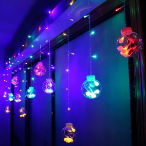 كرات الأمنيات السعيدة الملونة مع إضاءة LED