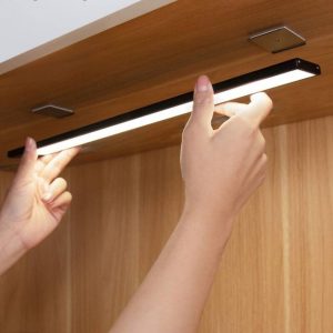 ضاءة LED قابلة للشحن عبر USB لتوفير إضاءة مثالية داخل الخزائن