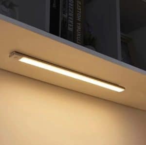 إضاءة LED حديثة تحت الأرفف لإضاءة ليلية عملية وعصرية"