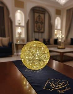 كرة ديكور ذهبية مضيئة معدنية حجم 50 سم تعمل بالبطارية بدون أسلاك لإضاءة المنازل والجلسات الرمضانية