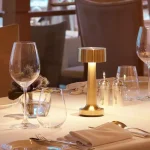 مصباح طاولة LED ذهبي بتصميم أنيق بدون أسلاك