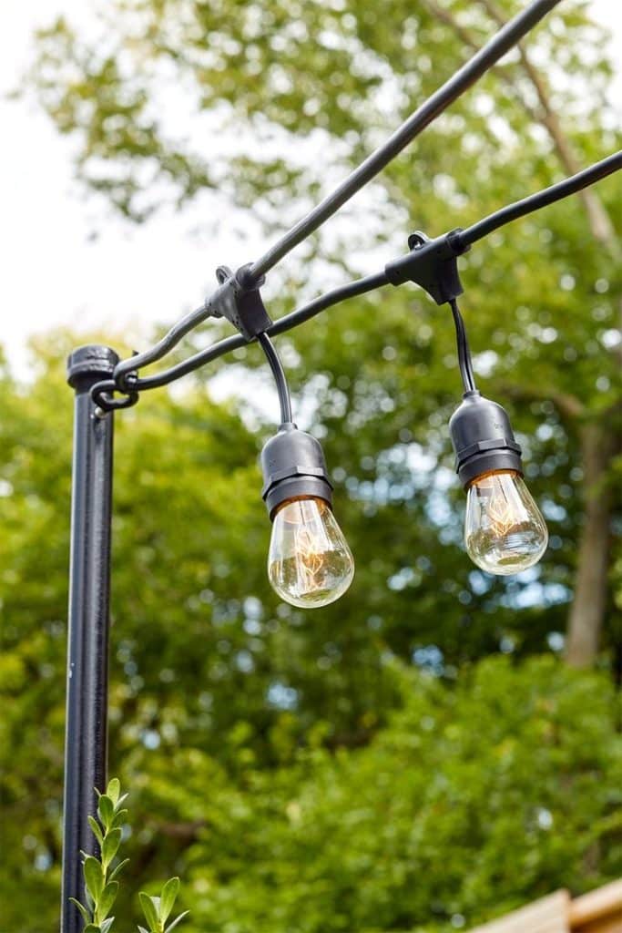لمبات زينة خارجية LED معلقة في حديقة بإضاءة دافئة