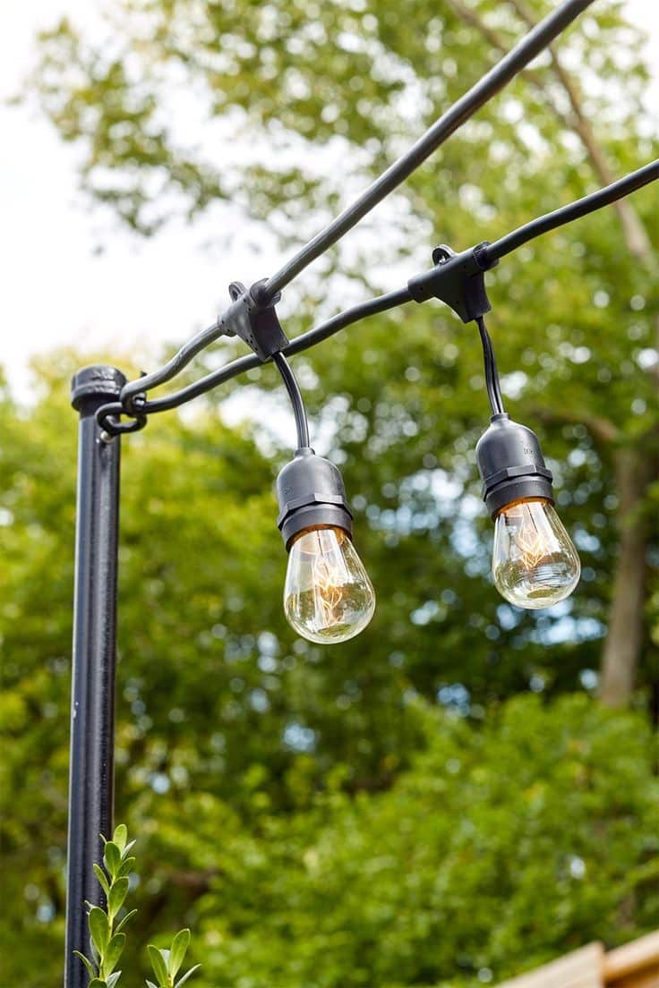 garden-lights-kuwait لمبات زينة خارجية LED معلقة في حديقة بإضاءة دافئة