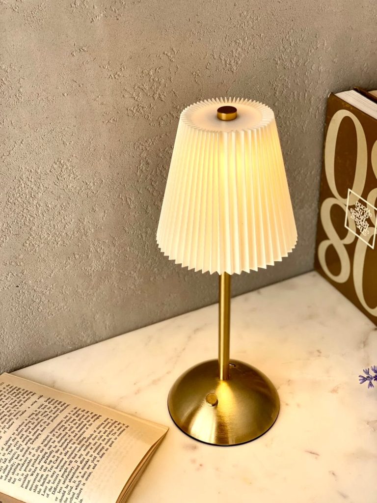 تصميم أباجورة ذهبية مودرن مع غطاء pleated وإضاءة فاخرة