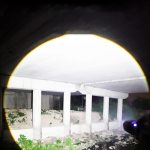 كشاف P90 التكتيكي المطور - بطارية 8800mAh وهيكل ألمنيوم صلب - حل مثالي لانقطاع الكهرباء - الصورة 4